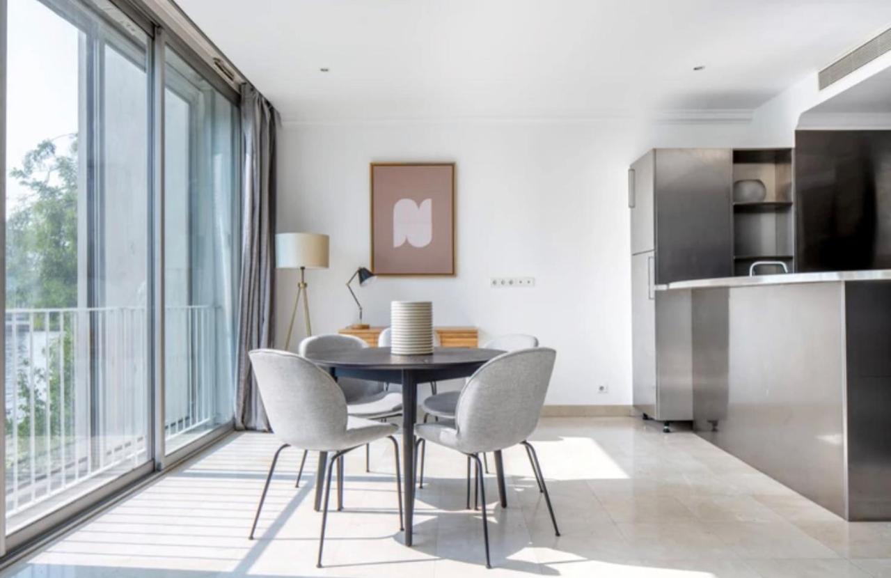 Bright 1Bedroom Apartment Centrally Located With Most Beautiful Views From Seine At 10 Minutes Walking From Beaugrenelle Shopping Mall And Eiffel Tower Париж Екстериор снимка